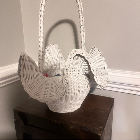 Vintage Wicker Wavy Ruffled Trompe L'Oeil Basket with Handle - Picture 1 of 9